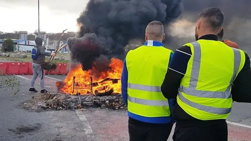 La présence de certains jeunes sur les barrages moyennement...