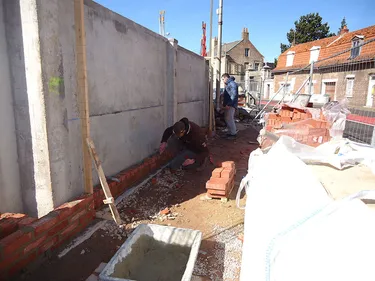 Le mur du cimetière d’Arques, un chantier pour aider les gens à...