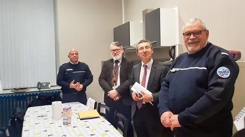 Au tribunal, la sécurité est assurée par des policiers et des...