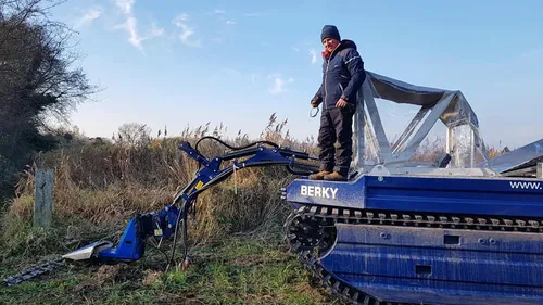 Une machine neuve pour entretenir les roseaux de la réserve...