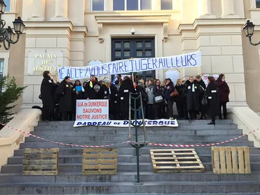 Les avocats bloquent le Tribunal