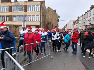 1600 Pères Noël bravent le vent sur la Digue de Malo