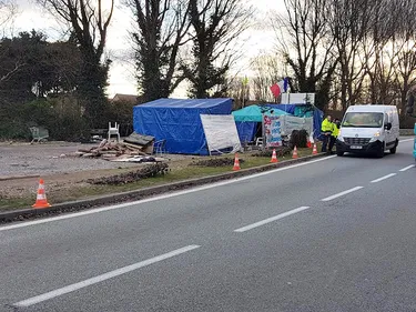 Les gilets jaunes prêts à continuer leur mouvement, même durant les...