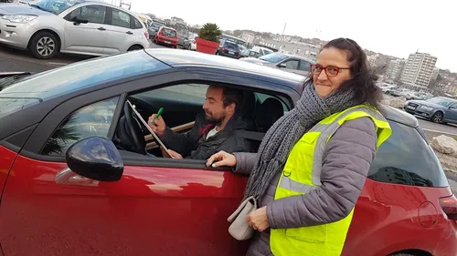 Une dizaine de "gilets jaunes" font signer une pétition au...