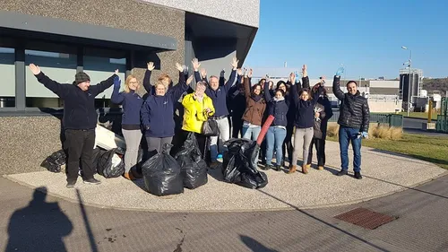 Des employés de Marine Harvest nettoient le port et remettent un...