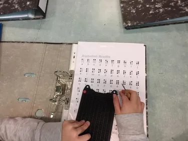 Pendant les vacances, les enfants s’initient au braille grâce à...