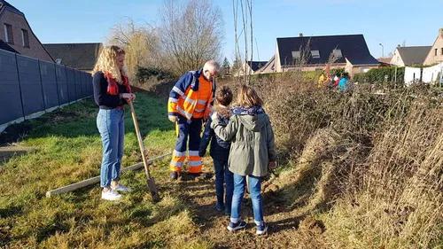 Un chantier participatif pour planter des arbres fruitiers sur le...