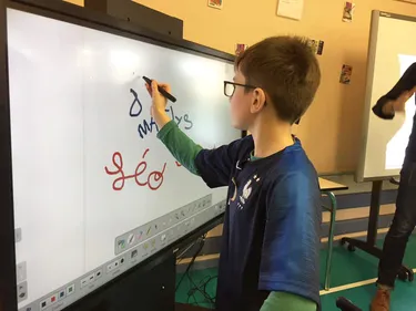 2 tableaux numériques interactifs à l’Institut d’Education Motrice...