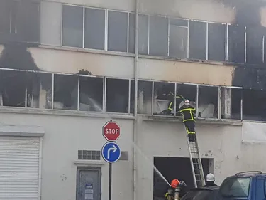 5 jours après l’incendie, les salariés de l’usine Delpierre...