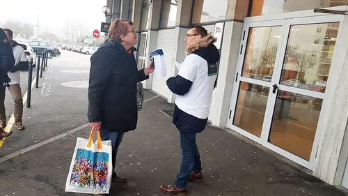 Des distributions de tracts en sortie des gares pour informer des...
