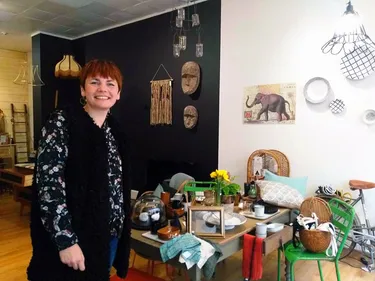 Des meubles uniques, anciens et rénovés dans la boutique "Ma...