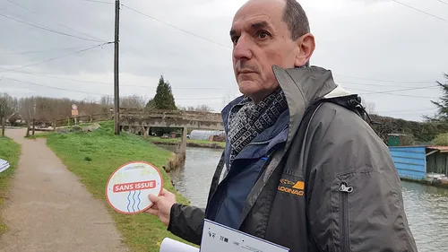 Une distribution de panneaux de signalisation "rivière sans issue"...