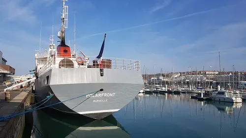Le Polarfront, navire d’expédition polaire, en escale au port