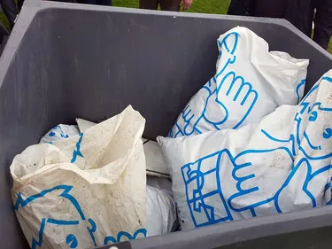 A Mentque-Nortbécourt, on a rempli 8 sacs de déchets en une matinée !