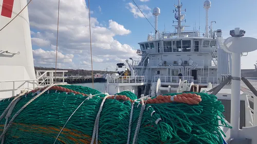 A bord de l’Emeraude, le bateau qui pêche, coupe, emballe et...