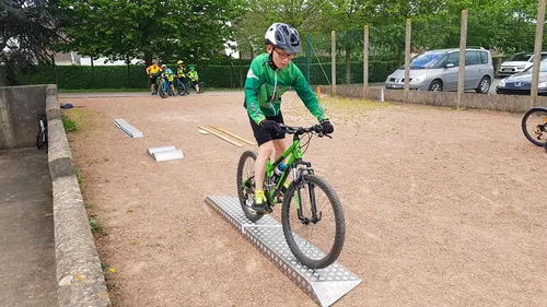 Circuler à vélo en toute sécurité grâce à l’école de cyclotourisme !
