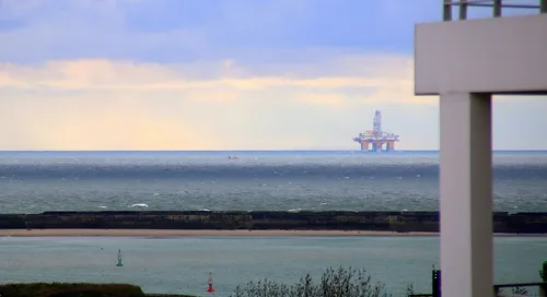 Une gigantesque plateforme pétrolière de passage au large