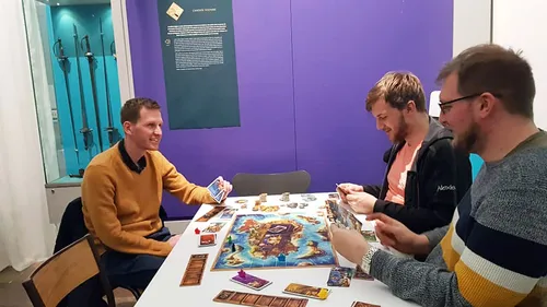 Plongez-vous dans un jeu de société au milieu des épées et des...