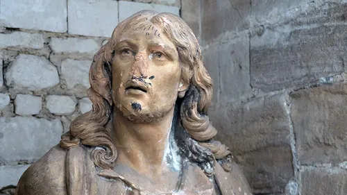 Deux étudiants mobilisés pour restaurer une statue de la cathédrale