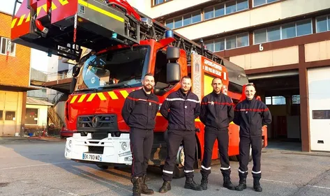 Quatre pompiers à travers le désert en Peugeot 205 pour une belle...