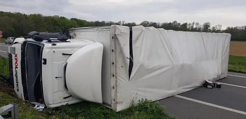 Coulomby : un poids-lourd couché sur la RN42, la circulation coupée