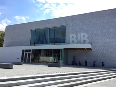 Le parvis de la BIB change de nom, en hommage à une victime des...