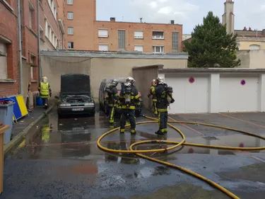 Un incendie volontaire détruit deux voitures et bloque la rue de...