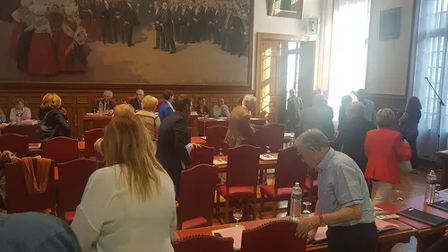 "Choqué" des "propos racistes" d'un élu RN, le groupe majoritaire...