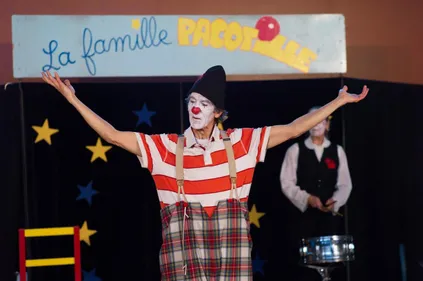 Pour une fois, les enfants vont avoir le droit de faire le clown à...