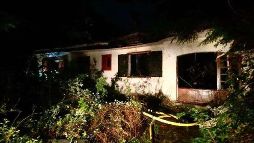 Une maison détruite par les flammes à Pitgam