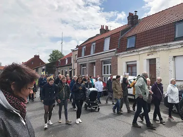 A Pitgam, 200 personnes ont marché contre le projet de poulailler