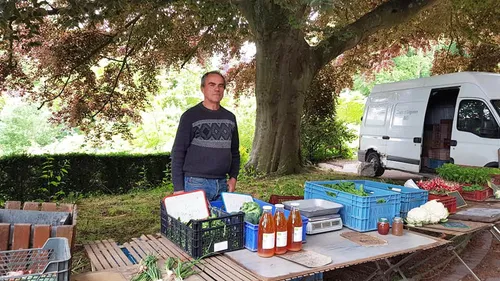 Les producteurs locaux s’installent au jardin public chaque...