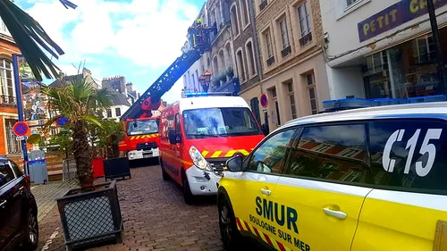 La grande échelle déployée, une jeune fille dans un état grave