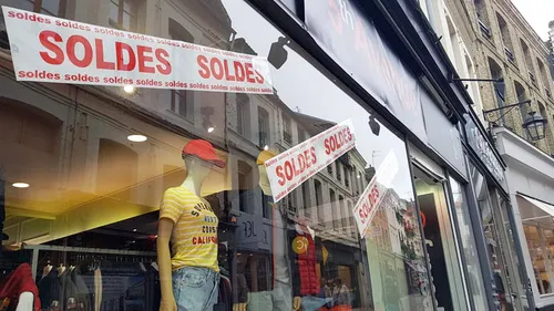 Un début des soldes timides après les ventes privées