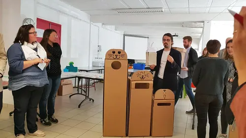 Des poubelles élaborées par les lycéens pour collecter le papier et...