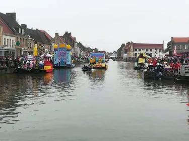 Les bénévoles du cortège nautique s’activent pour être prêts...