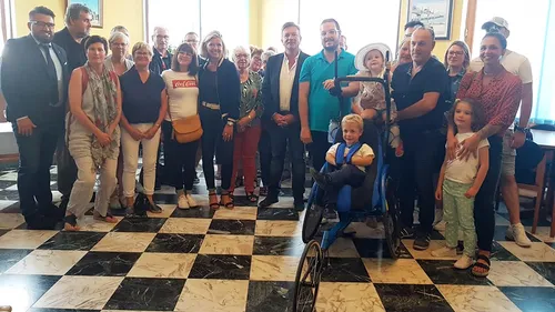 Un nouveau fauteuil de course pour Tom, le petit super-héros