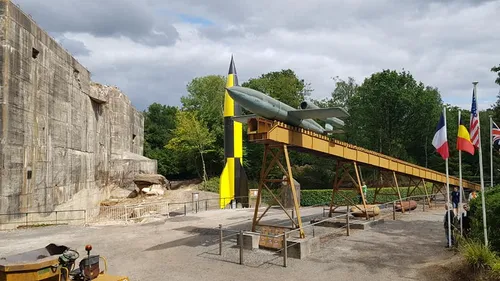 Une fusée V2 a atterri sur la base de lancement du blockhaus...