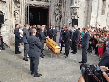 Simple et musicale, une cérémonie qui ressemble à Fred Rister