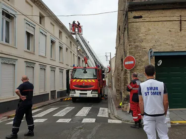 Un homme est retranché sur un toit