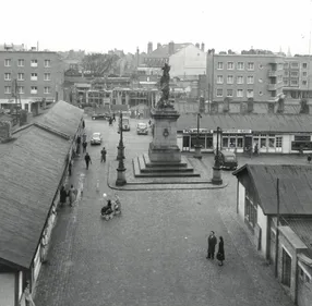 La ville se plonge dans la reconstruction d’après-guerre