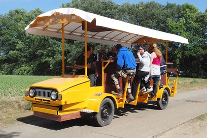 Visiter la ville à bord d’un beer bike pendant la fête de la bière