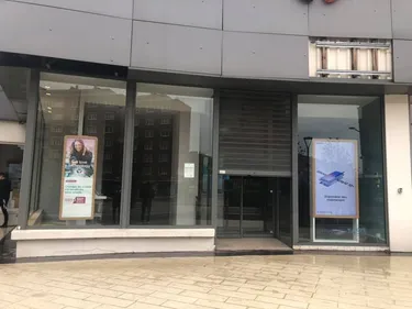 Une voiture bélier enfonce la vitrine du magasin Bouygues