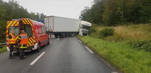 La RN42 coupée à la circulation, un camion au fossé