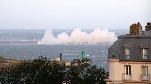 En pleine tempête, 2 hommes coincés sur la digue Carnot secourus,...