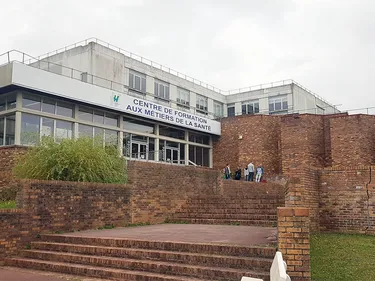 Malaise à l’école d’infirmières à cause de frais complémentaires...