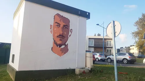 Le portrait du basketteur Benoît Mangin sur un transformateur...