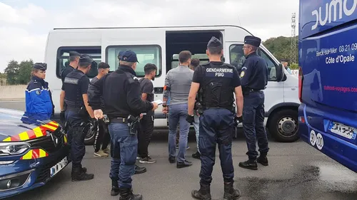 5 migrants arrêtés après des incidents dans des bus, suite à...