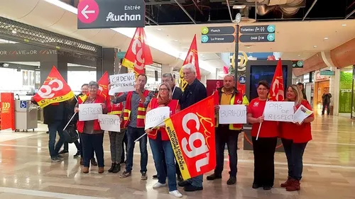 Manifestation à Auchan pour protester contre les conditions de travail