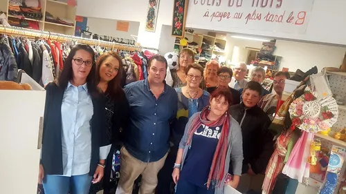 A la boutique du Secours Populaire, des vêtements, et surtout de la...